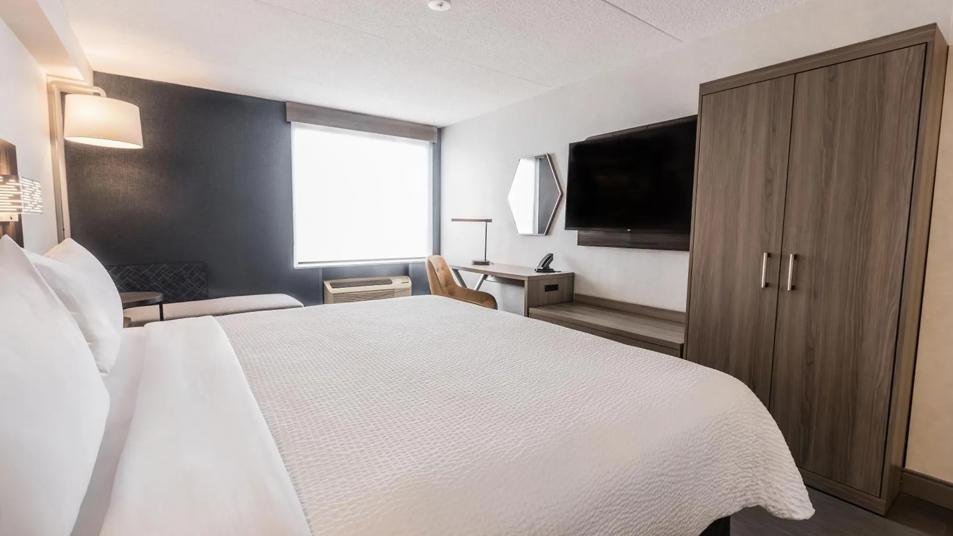 Holiday Inn Express Toronto-North York By Ihg 3*, Toronto